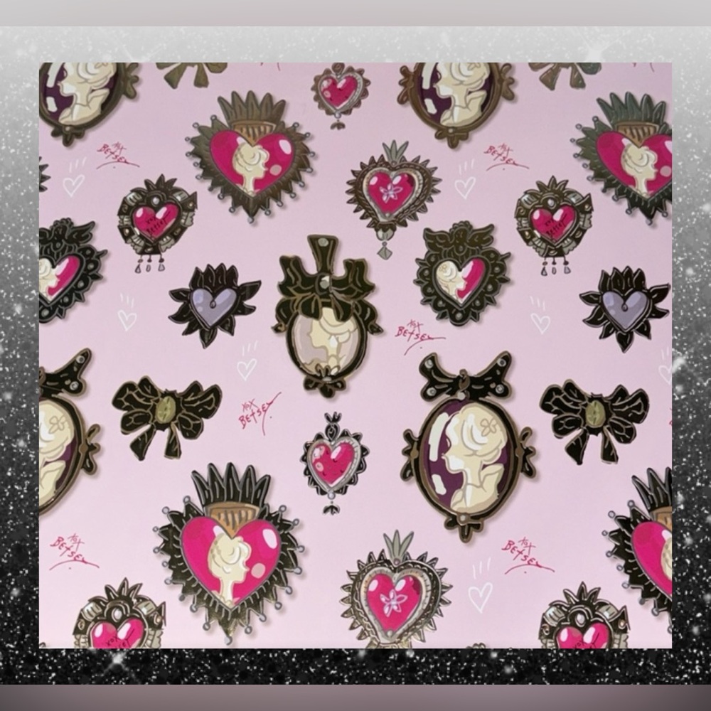 Betsey Johnson Gloves & Wallet Wristlet 12 Card Slot Zipper Pocket Gift Box NWT - Picture 15 of 15